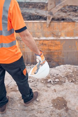 İnşaat işçisi kamu yollarının yeniden inşası üzerinde çalışıyor..