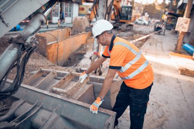 İnşaat işçisi kamu yollarının yeniden inşası üzerinde çalışıyor..