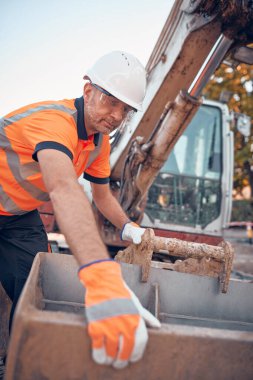 İnşaat işçisi kamu yollarının yeniden inşası üzerinde çalışıyor..