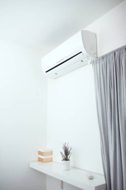 Evi soğutmak ya da ısıtmak için modern klima.