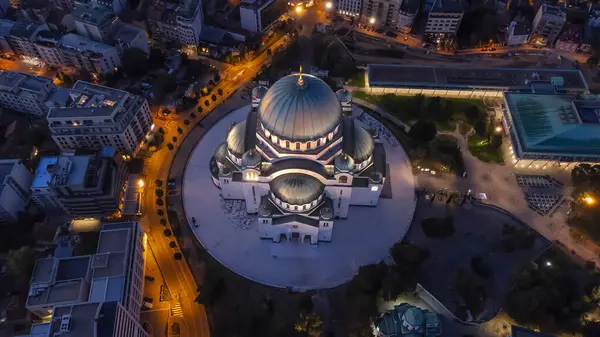 Sırbistan 'ın başkenti Belgrad' daki Saint Sava ve ortodoks kilisesinin sabah manzarası.