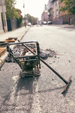 Kanalizasyon kurulumu, asfalt kesimi ve halka açık bir caddede rögar kapakları onarımı.