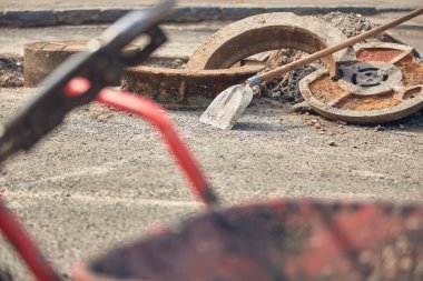 Şehir sokaklarında kanalizasyon kurulumu ve rögar kapakları.