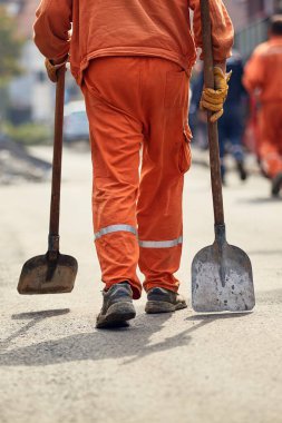 İnşaat işçisi kamu yollarının yeniden inşası üzerinde çalışıyor..