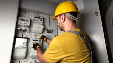 Modern bir elektrik santralinde çalışan bir teknisyen..