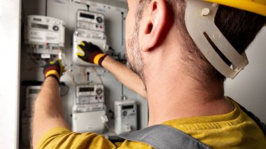 Modern bir elektrik santralinde çalışan bir teknisyen..