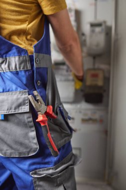 Modern bir elektrik santralinde çalışan bir teknisyen..
