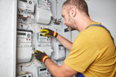 Bir binanın elektrik santralinde çalışan bir teknisyen..