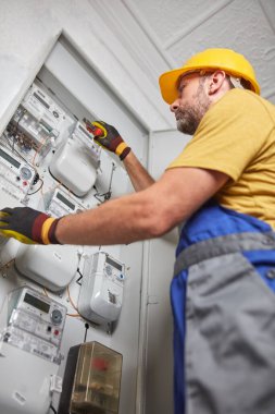 Bir binanın elektrik santralinde çalışan bir teknisyen..