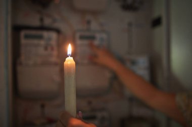 Elektrik sayacını soğuk kış günlerinde mumla kontrol etmek. Elektrik kesintisi varken..