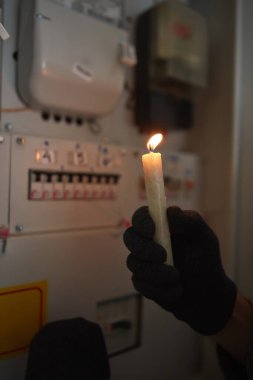 Elektrik sayacını soğuk kış günlerinde mumla kontrol etmek. Elektrik kesintisi varken..