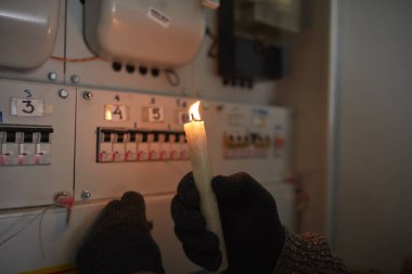 Elektrik sayacını soğuk kış günlerinde mumla kontrol etmek. Elektrik kesintisi varken..