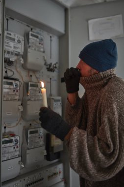 Elektrik sayacını soğuk kış günlerinde mumla kontrol etmek. Elektrik kesintisi varken..