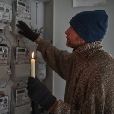 Elektrik sayacını soğuk kış günlerinde mumla kontrol etmek. Elektrik kesintisi varken..