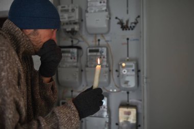 Elektrik sayacını soğuk kış günlerinde mumla kontrol etmek. Elektrik kesintisi varken..