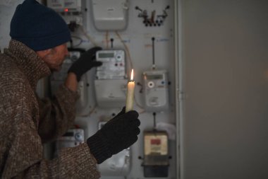 Elektrik sayacını soğuk kış günlerinde mumla kontrol etmek. Elektrik kesintisi varken..