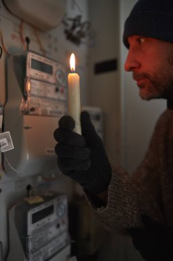 Elektrik sayacını soğuk kış günlerinde mumla kontrol etmek. Elektrik kesintisi varken..