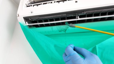 Evdeki havalandırma ünitesinin bakımı ve bakımı.