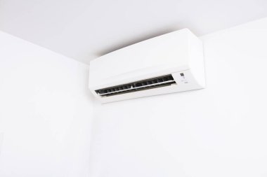 Evi soğutmak ya da ısıtmak için modern klima.