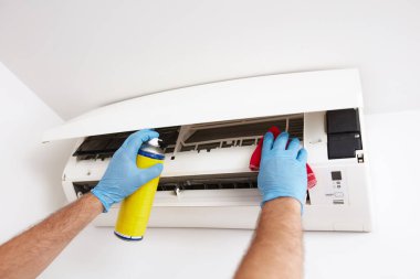 Evdeki havalandırmayı temizleyen ve koruyan adam..