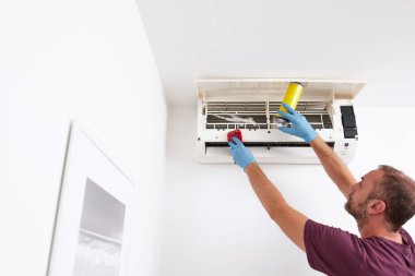 Evdeki havalandırmayı temizleyen ve koruyan adam..