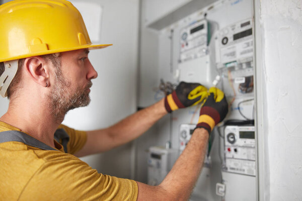 Техник, работающий на современной электростанции в здании.