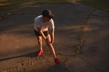 Adam spor yaptıktan ve parkta koştuktan sonra geriniyor..