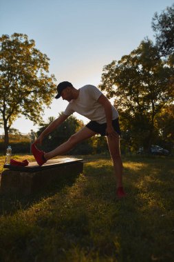 Adam spor yaptıktan ve parkta koştuktan sonra geriniyor..