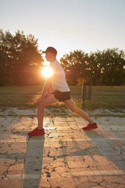 Adam spor yaptıktan ve parkta koştuktan sonra geriniyor..