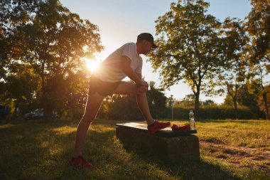 Adam spor yaptıktan ve parkta koştuktan sonra geriniyor..