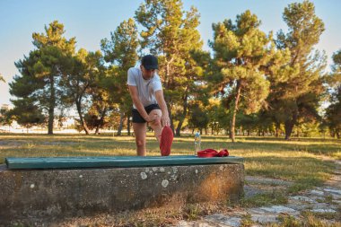 Adam spor yaptıktan ve parkta koştuktan sonra geriniyor..