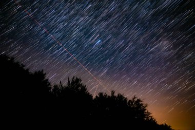 Meteorlu, kayan yıldızlı ve kırsal siluetli Samanyolu 'nun yıldız izleri..