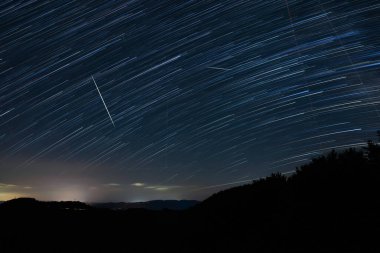 Meteorlu, kayan yıldızlı ve kırsal siluetli Samanyolu 'nun yıldız izleri..