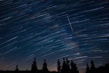 Meteorlu, kayan yıldızlı ve kırsal siluetli Samanyolu 'nun yıldız izleri..