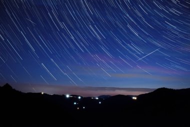 Meteorlu, kayan yıldızlı ve kırsal siluetli Samanyolu 'nun yıldız izleri..