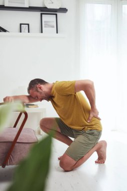 Kalçası, sırtı ve siyatik ağrısı olan bir adam..