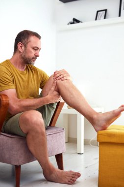Dizi ağrıyan ve bacağı yaralı bir adam var..