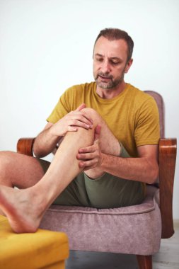 Dizi ağrıyan ve bacağı yaralı bir adam var..