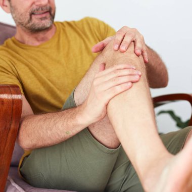 Dizi ağrıyan ve bacağı yaralı bir adam var..