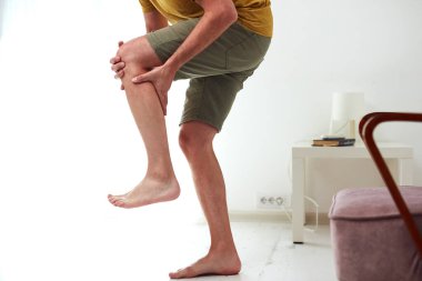 Dizi ağrıyan ve bacağı yaralı bir adam var..