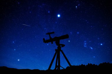Yıldızları, gezegenleri, Ay 'ı ve diğer gök cisimlerini gözlemlemek için astronomik teleskop.
