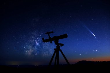 Yıldızları, gezegenleri, Ay 'ı ve diğer gök cisimlerini gözlemlemek için astronomik teleskop.