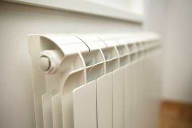 Sıradan ev ısıtma radyatörü - sığ alan derinliği.