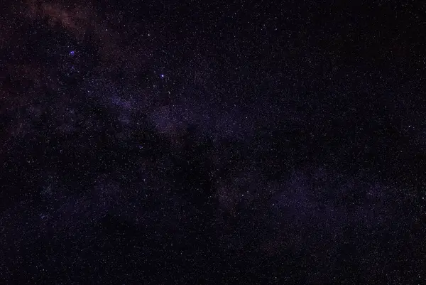 Samanyolu karanlık bir gecede parıldayan yıldızlar.