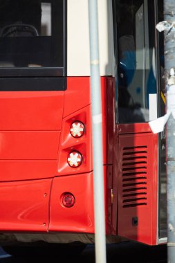 Şehir sokaklarında toplu taşıma için kırmızı otobüs.