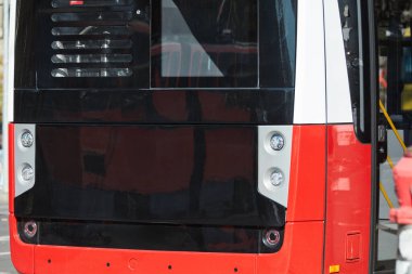 Şehir sokaklarında toplu taşıma için kırmızı otobüs.