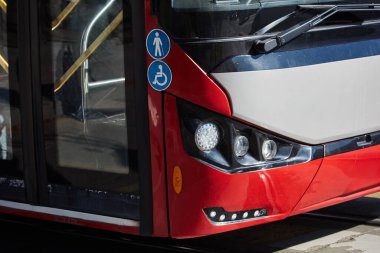 Şehir sokaklarında toplu taşıma için kırmızı otobüs.
