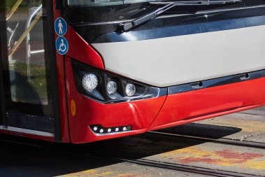 Şehir sokaklarında toplu taşıma için kırmızı otobüs.