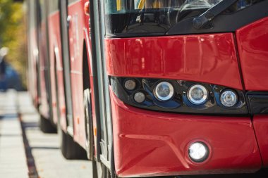 Şehir sokaklarında toplu taşıma için kırmızı otobüs.