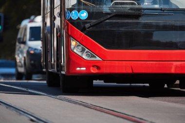 Şehir sokaklarında toplu taşıma için kırmızı otobüs.